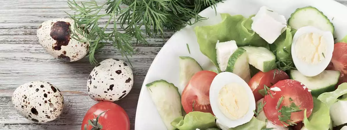 Ensalada con huevos de codorniz y Arla Apetina