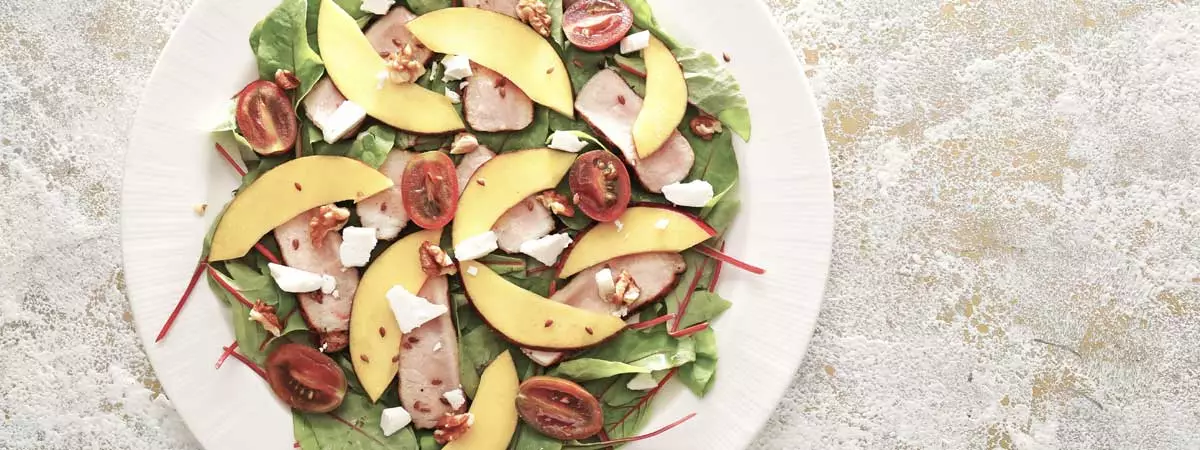 Ensalada con mango, bacon y Arla Apetina