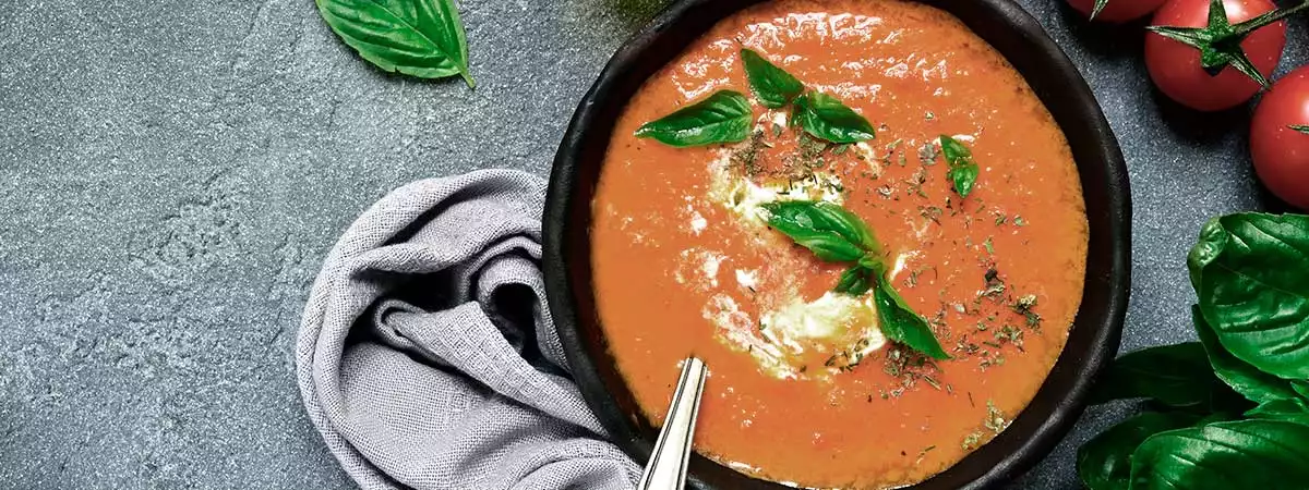 sopa de tomate y guacamole