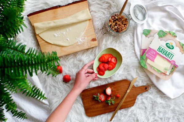 pizza con queso, nueces y fresas