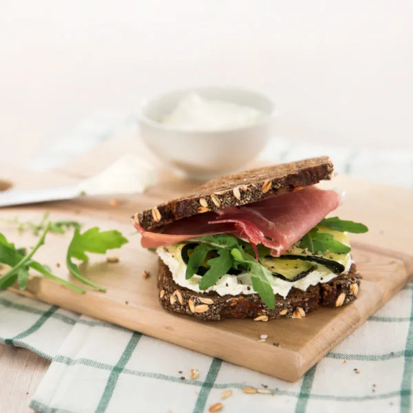 Sándwich con queso de untar y calabacín