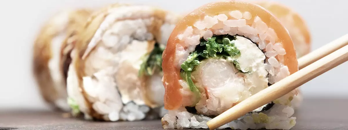 Sushi de salmón, aguacate y Arla Queso de untar Natural