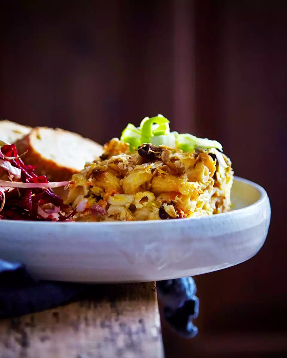 Macarrones con queso azul, verduras y bacon