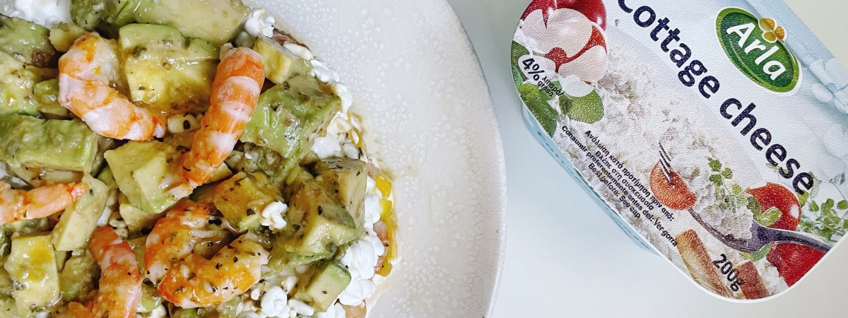 tartar de aguacate, mango y gambas con Arla Cottage